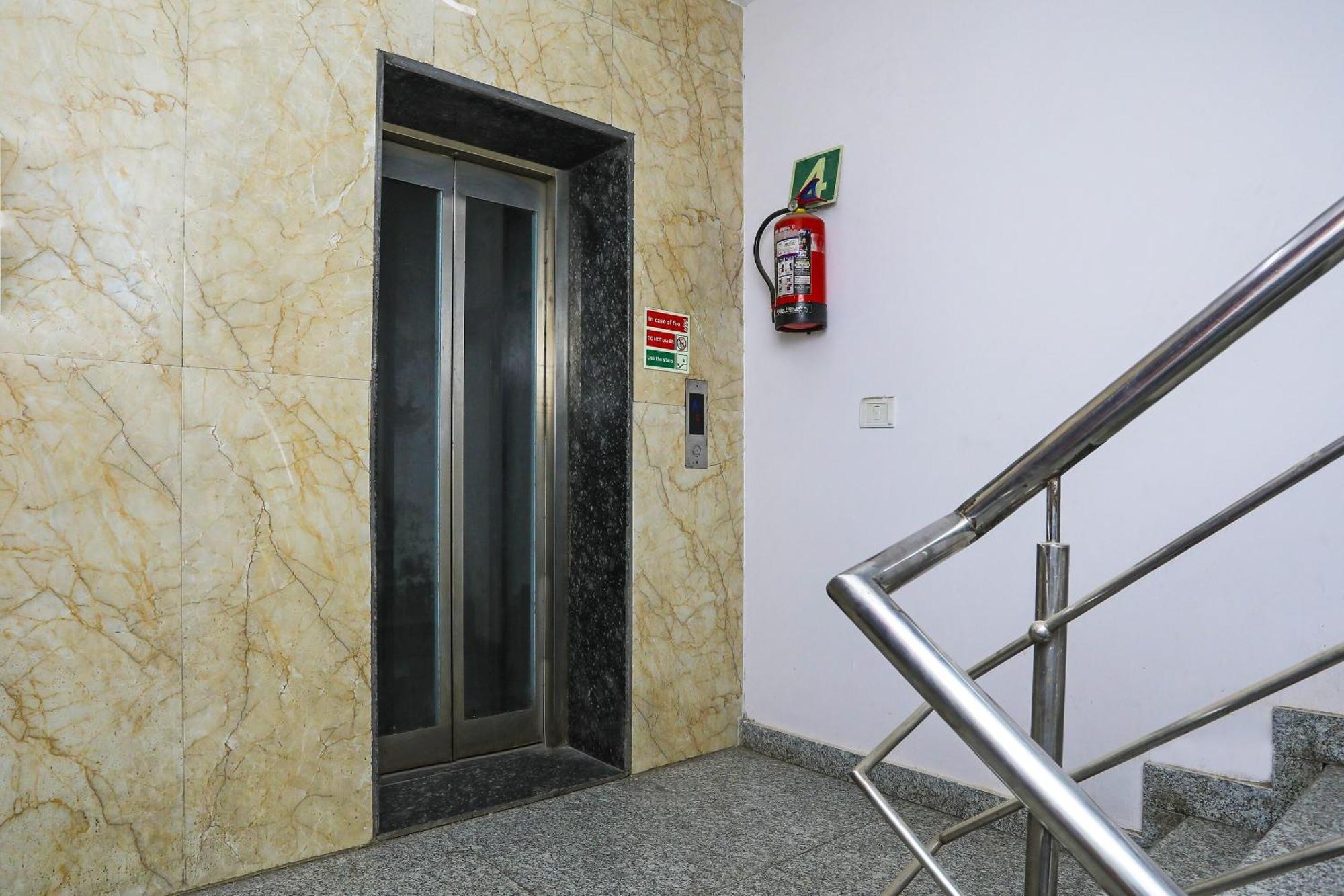 Hotel O Ocean Blue Residency Near Vs Mall نيودلهي المظهر الخارجي الصورة
